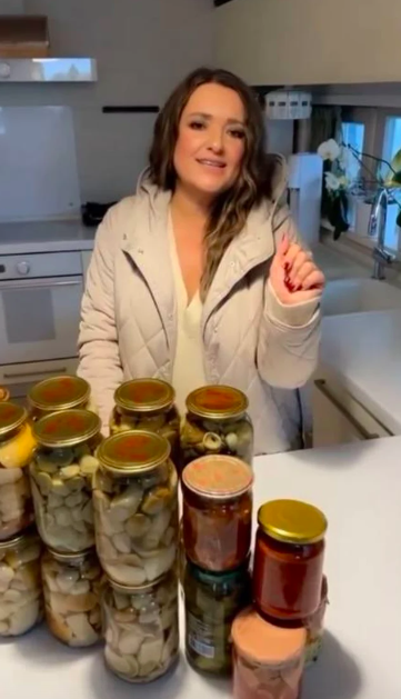 Дрова, консервация, свечи. Могилевская показала, как готовится к возможным блэкаутам (видео)